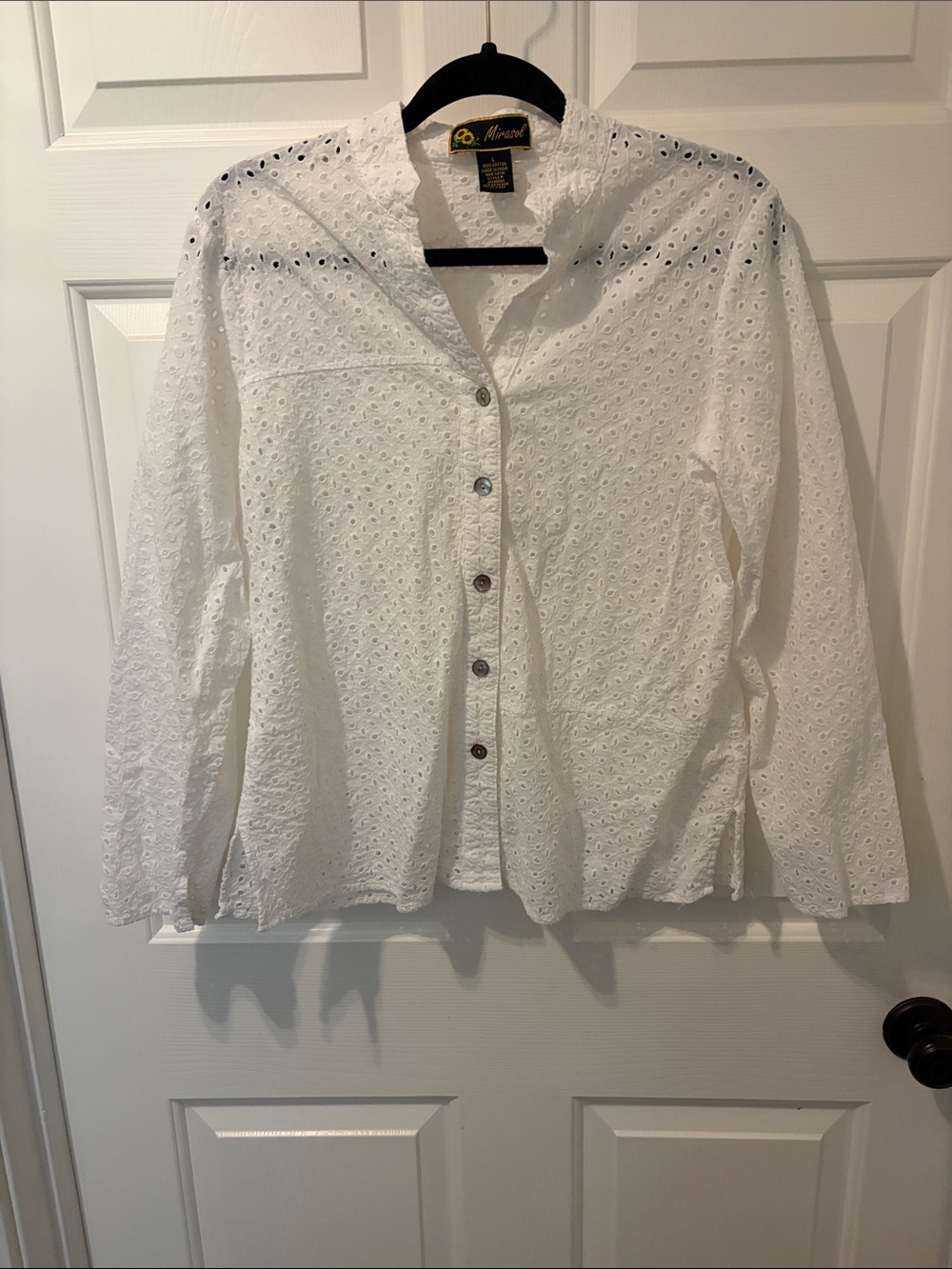 Mirasol White Eyelet Button-Down Shirt with Scalloped Collar / Shell buttons